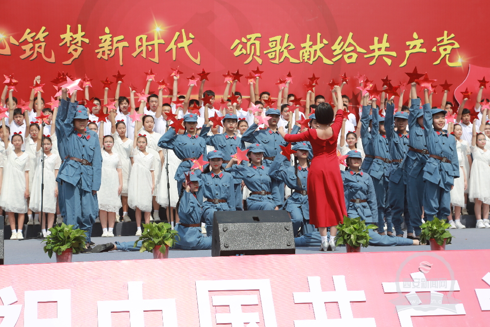 展師生風(fēng)采 抒愛(ài)國(guó)情懷——高新一中初中校區(qū)校園藝術(shù)節(jié)側(cè)記